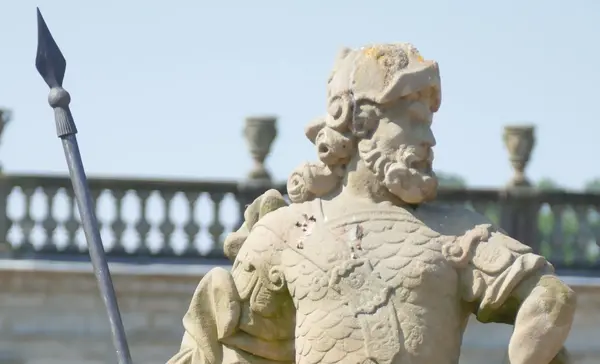 Foto: Staatliche Schlösser und Gärten Baden-Württemberg, Sonja Segeritz Schloss und Schlossgarten Weikersheim, Figur im Schlossgarten