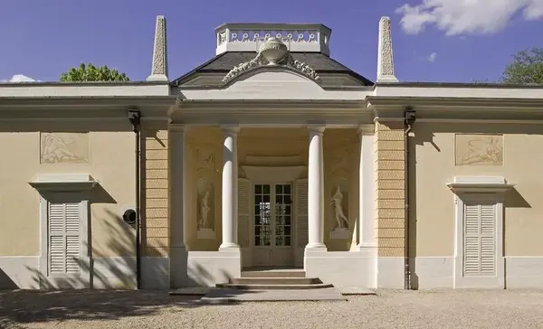 Foto: Staatliche Schlösser und Gärten Baden-Württemberg, Arnim Weischer Schloss und Schlossgarten Schwetzingen, Badhaus im Schlossgarten